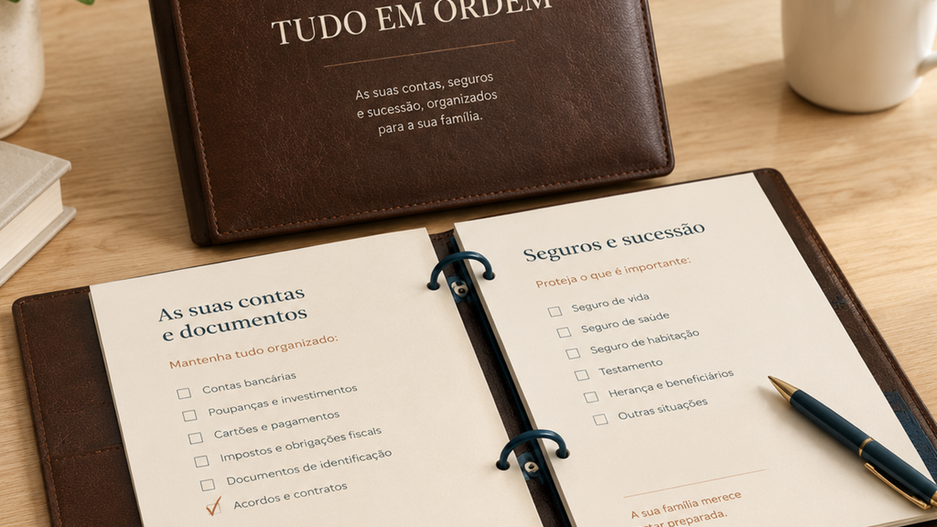 Pasta de couro com as fichas do Kit Tudo em Ordem, aberta sobre uma mesa de madeira